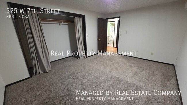 Building Photo - 325 W 7th St