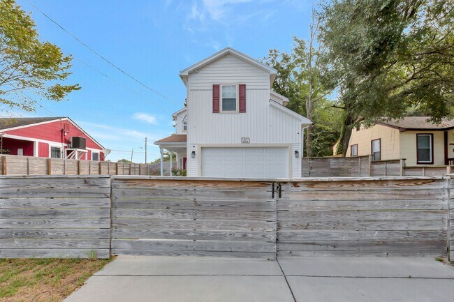 Building Photo - Spacious 4-Bedroom Charleston Home Loaded ...