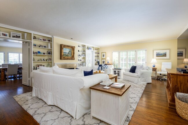 Building Photo - Classic Colonial home in the heart of pres...