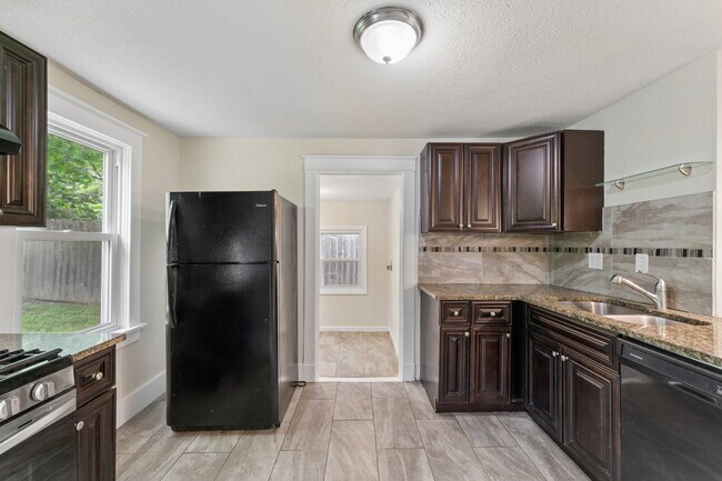 Building Photo - Charming 2-Bedroom Home!