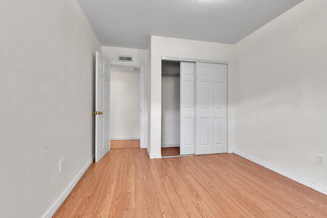 Building Photo - $1,445.00, 2 bed, 1 bath Located in Denver with a washer and dryer + 1/2 off first month rent