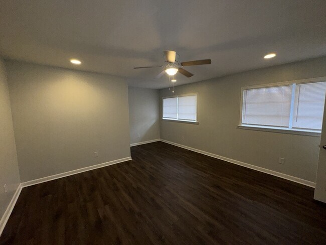 Building Photo - 304 Colonial Cir