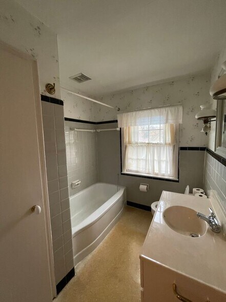 Building Photo - 435 Sycamore Rd