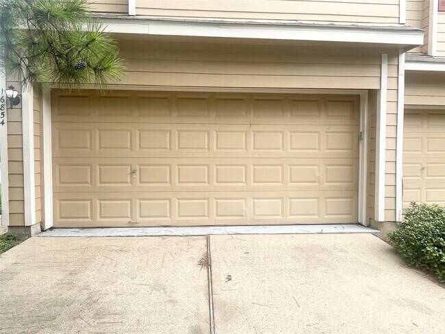 Building Photo - 16854 Carrollton Creek Ln