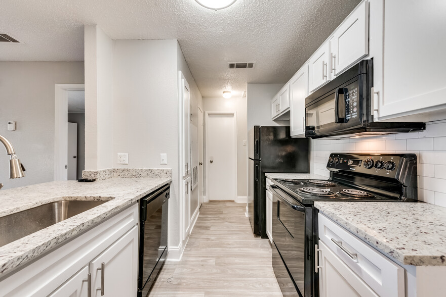 Kitchen Granite & Backsplash - Mason Ridge Apartment Homes