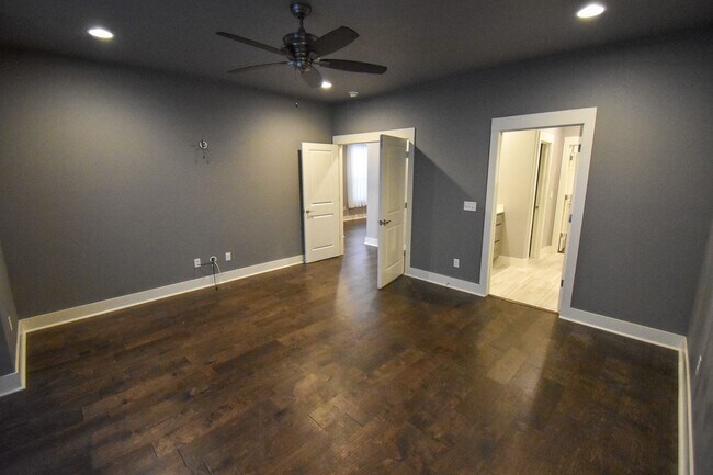 Building Photo - Stunning 3 Bedroom, 2.5 Bathroom Home in F...