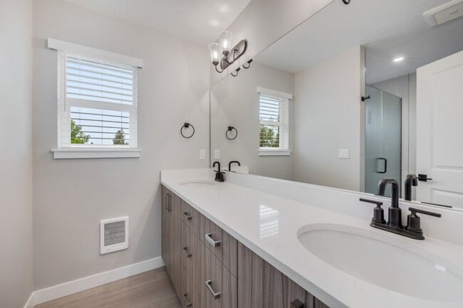 Building Photo - Beautiful Home in CDA for Rent