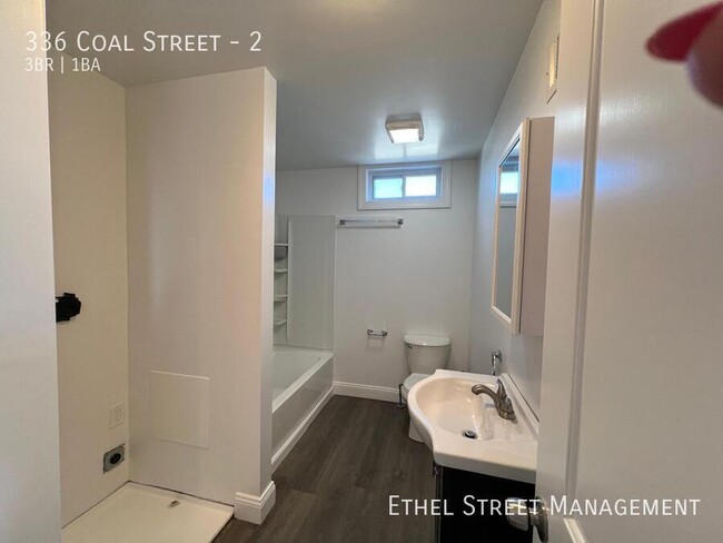 Building Photo - Spacious Newly Renovated 3 Bedroom Apartment