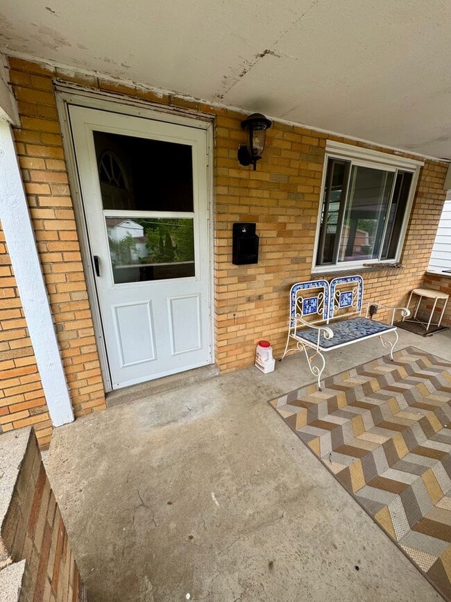 Building Photo - Charming 2 Bed 1 Bath in Beechview!