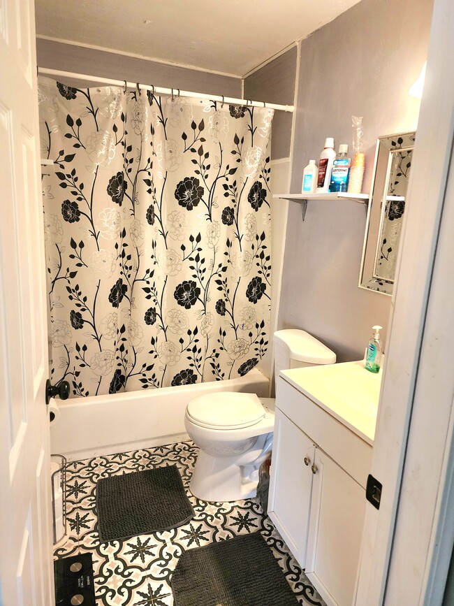 Building Photo - 121 Paul Ave