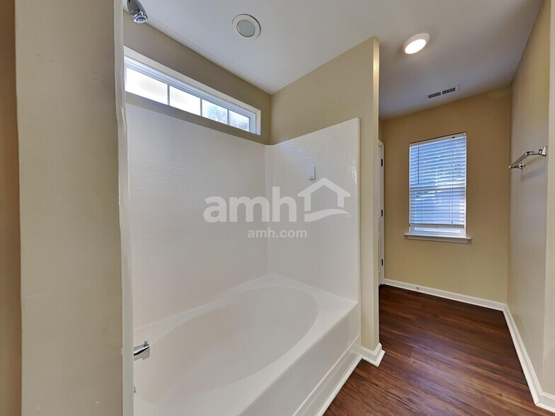 Building Photo - 577 English Oak Cir