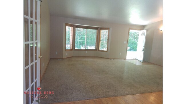 Building Photo - Wonderful rambler in amazing wooded commun...