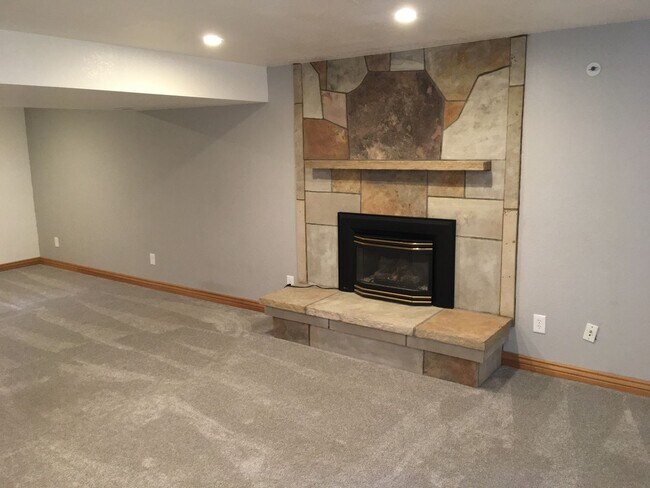 Building Photo - 4 BR, 3 FULL BATHS, Great TABLE MESA Neigh...