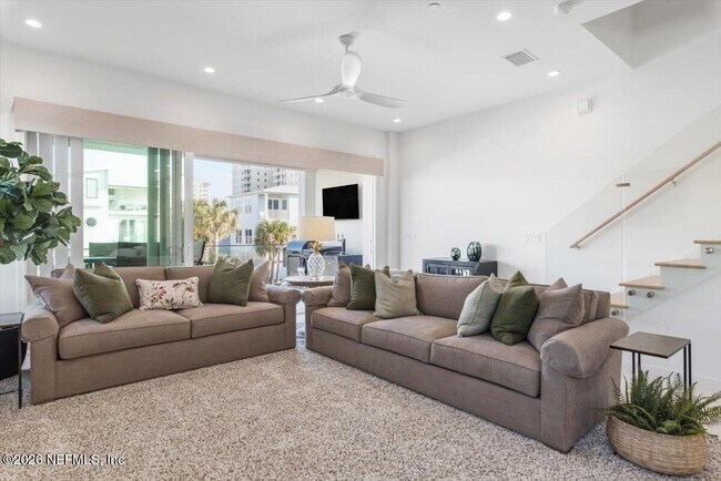 Building Photo - 114 12th Ave S