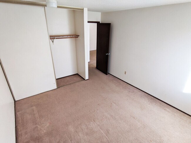Building Photo - 1 Bedroom 1 bathroom apartment on the seco...
