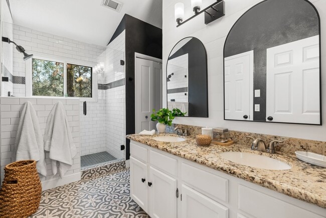 Building Photo - 115 E Pathfinders Cir