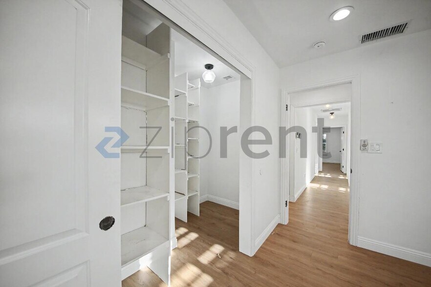 Building Photo - Unit