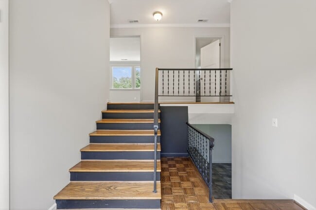 Building Photo - Multi-Generation West Meade Home