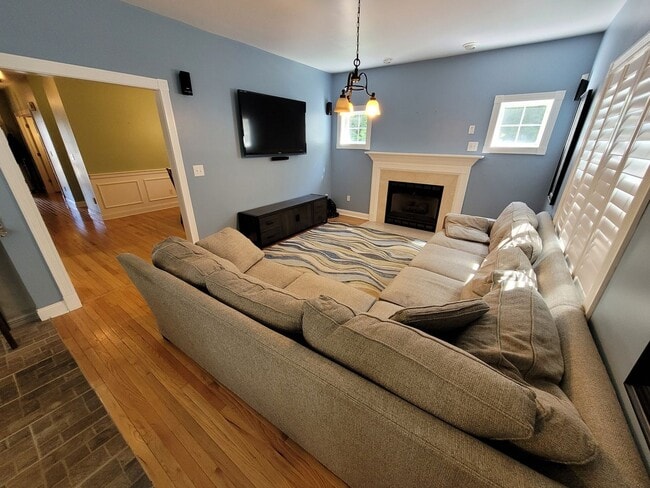Building Photo - $4200 - 4 Bed / 2.5 Bath Single Family Home in Merrimack on a Cul-de-sac!