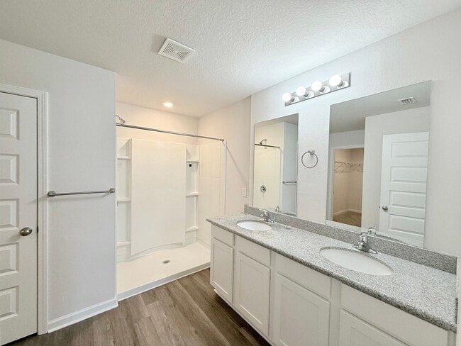 Building Photo - Spacious 4-Bedroom Home - Community Pool