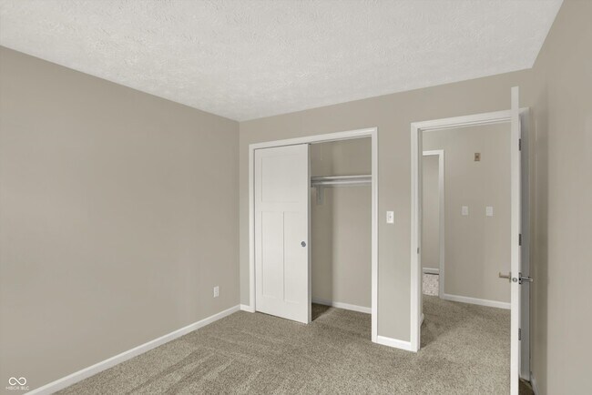 Building Photo - 3037 Golfview Dr