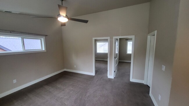 Building Photo - 3 Bed 2.5 bath plus bonus-Fenced-corner lo...