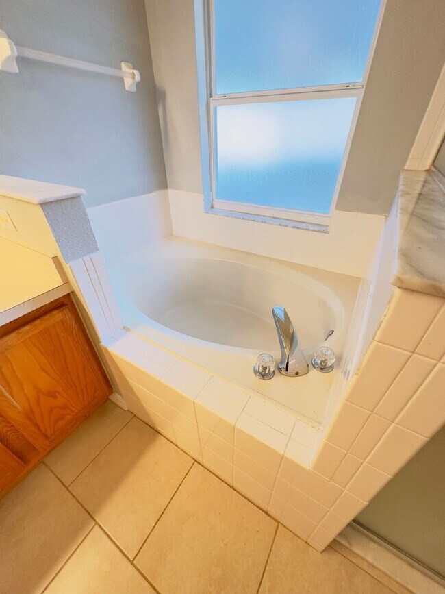 Building Photo - Beautiful 4 bedrooms 2 baths single family...