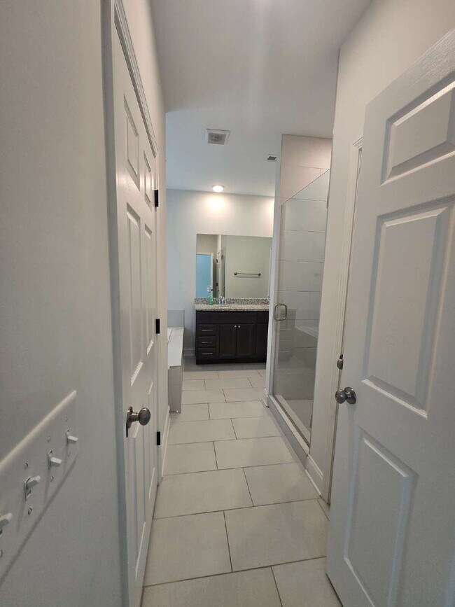 Building Photo - Charming 3-Bedroom Retreat Near Hamilton Place