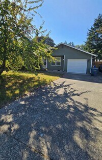 Building Photo - Spacious Duplex with large fenced yard
