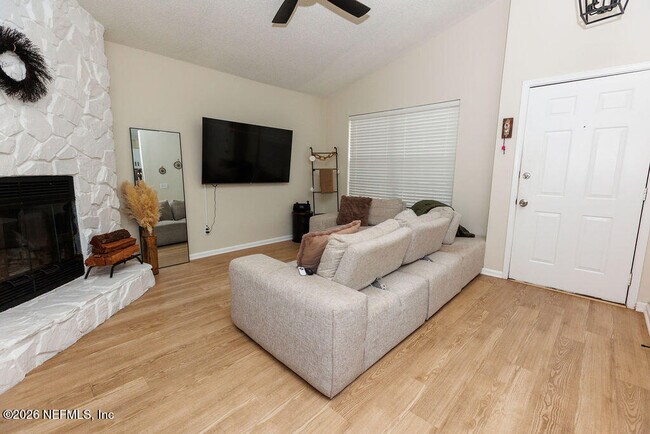 Building Photo - 1324 Independence Dr