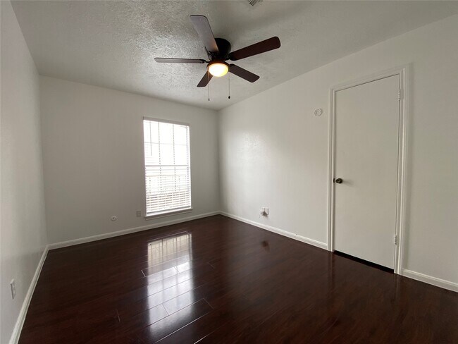 Building Photo - 10682 Hazelhurst Dr