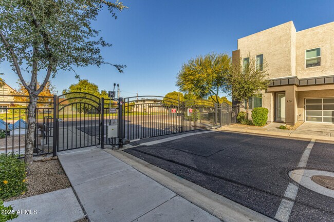 Building Photo - 2315 E Pinchot Ave