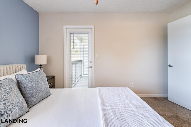 Building Photo - 1000 Palm Pl Dr NE