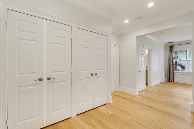 Building Photo - 142 Segovia Way