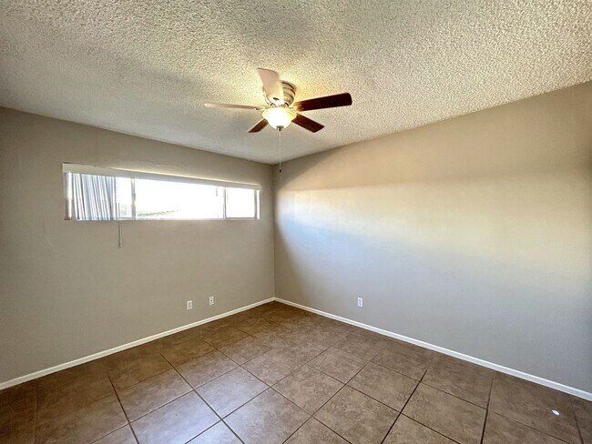 Building Photo - AVAILABLE NOW!! 2 Bedroom 1 Bath Apartment...