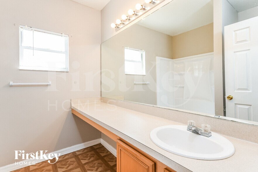 Building Photo - 702 Cotulla Dr