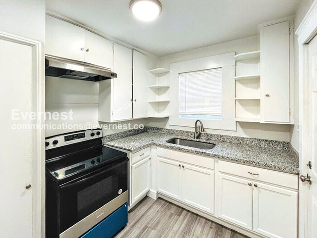 Building Photo - 227 Broadmoor Dr