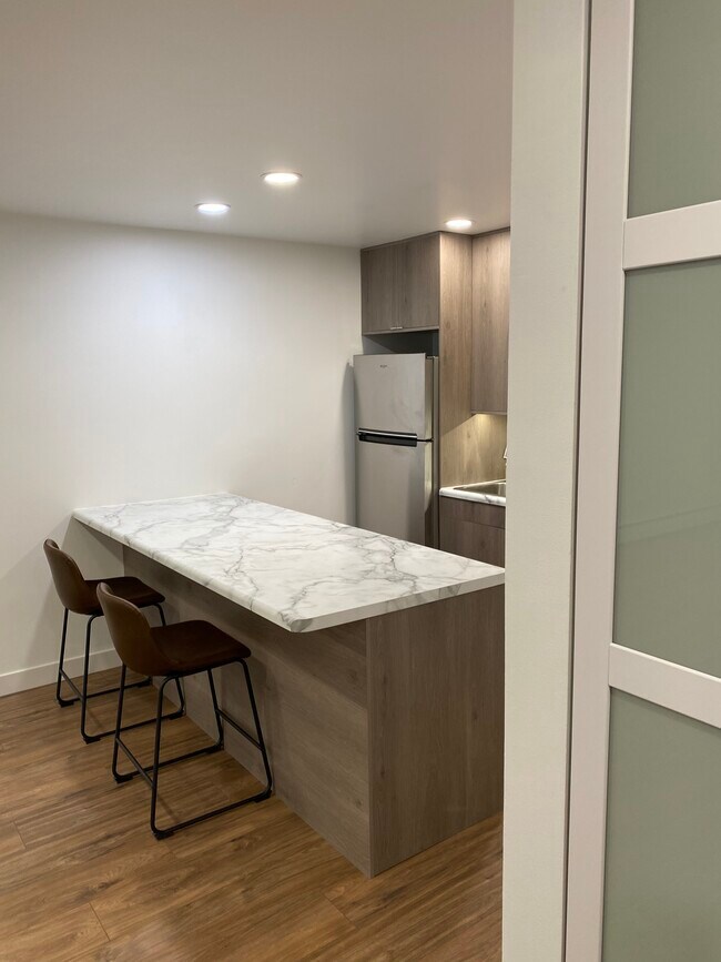 Building Photo - 420 W Aldine Ave