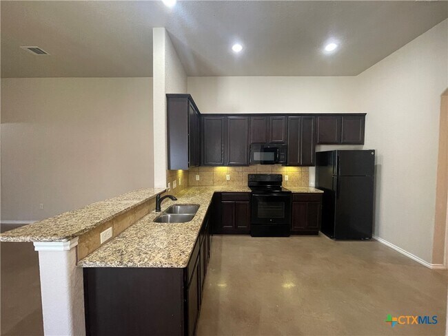 Building Photo - 758 Saengerhalle Rd