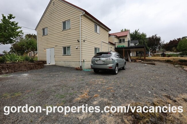 Building Photo - Saint Helens OR - newly renovated 1 bedroom apartment