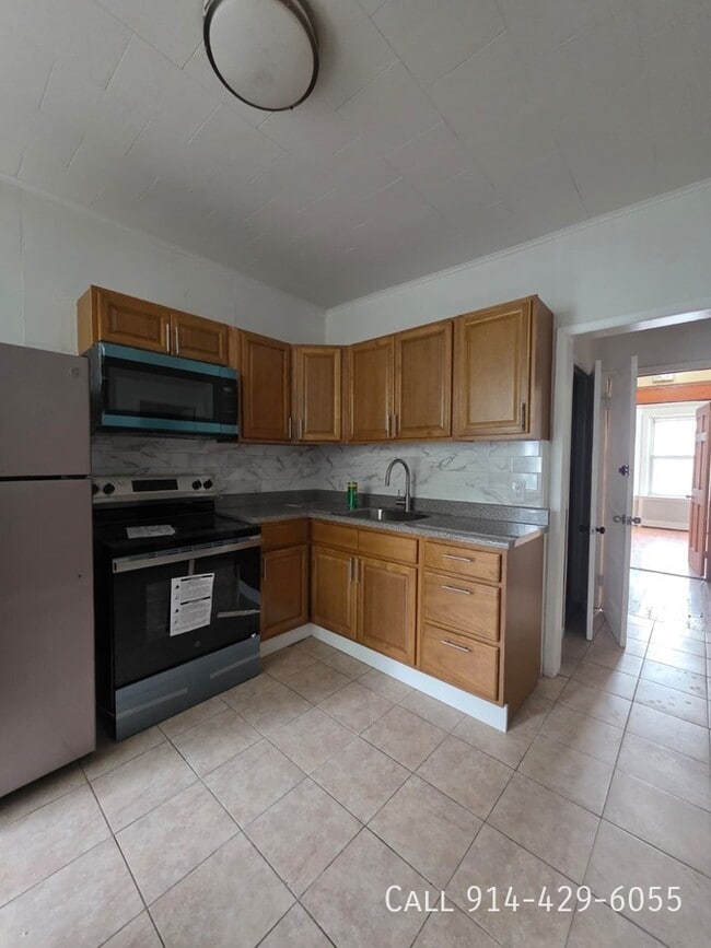 Building Photo - 143 Voss Ave