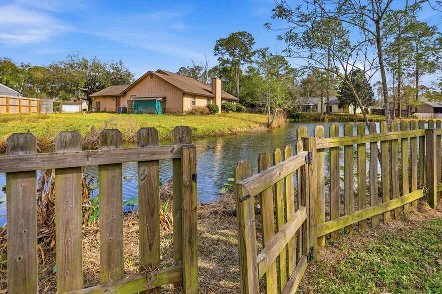 Building Photo - 11149 Losco Junction Dr S