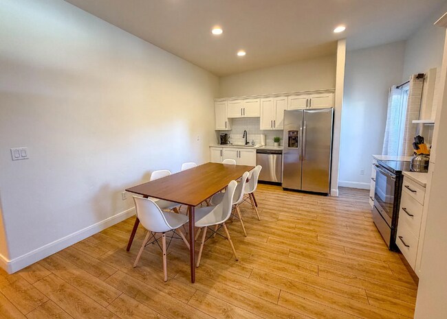 Building Photo - 2 Bedroom Townhouse in a Resort Style Community! All Utilities Included!