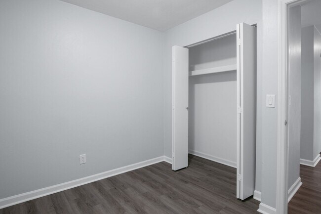 Building Photo - 4 Bed/2 1/2 Bathroom On Bus Line Undergrads Pets