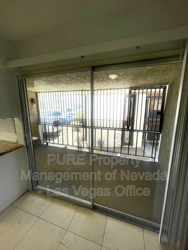 Building Photo - 1405 E Vegas Valley Dr