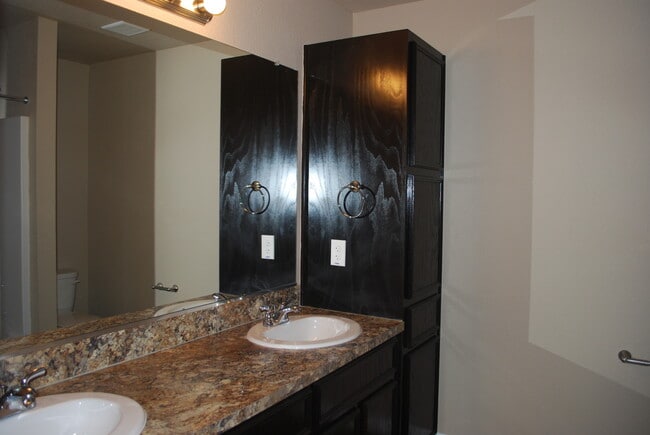 Building Photo - 1512 Dakota Ter