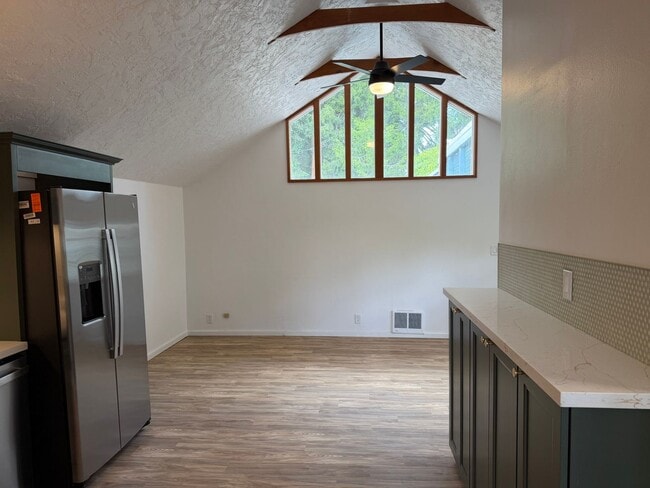 Building Photo - Luxury 1 bedroom 1 bath duplex in a great neighborhood!