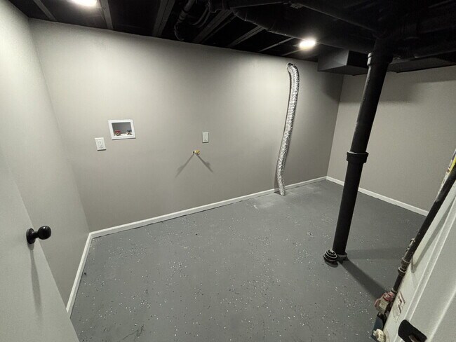 Building Photo - Spacious home in Gary!