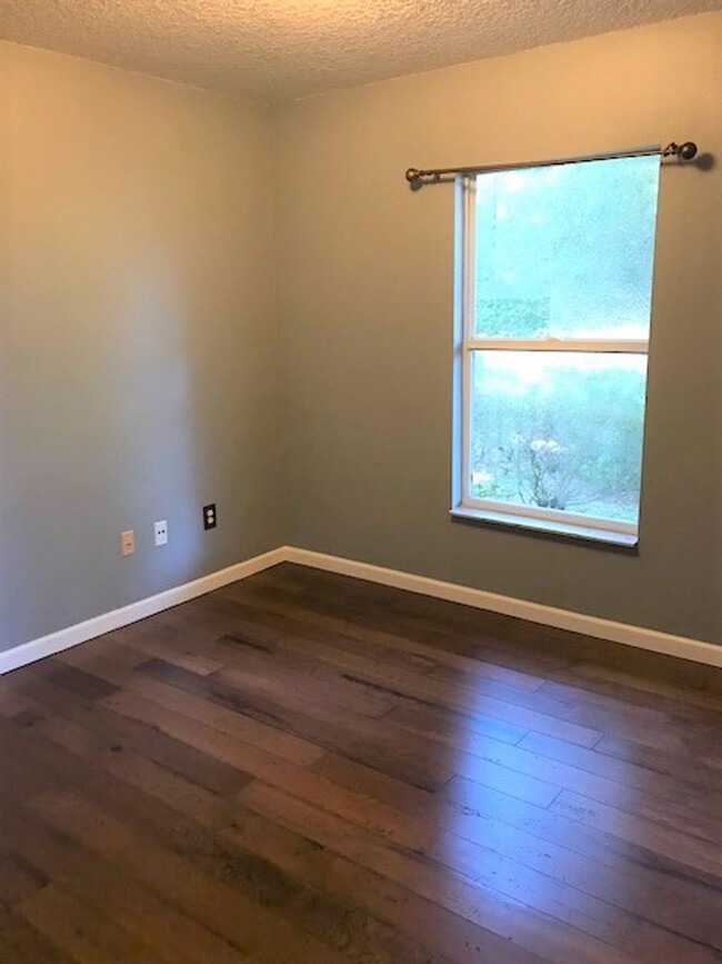Building Photo - 3 bed 2 bath home