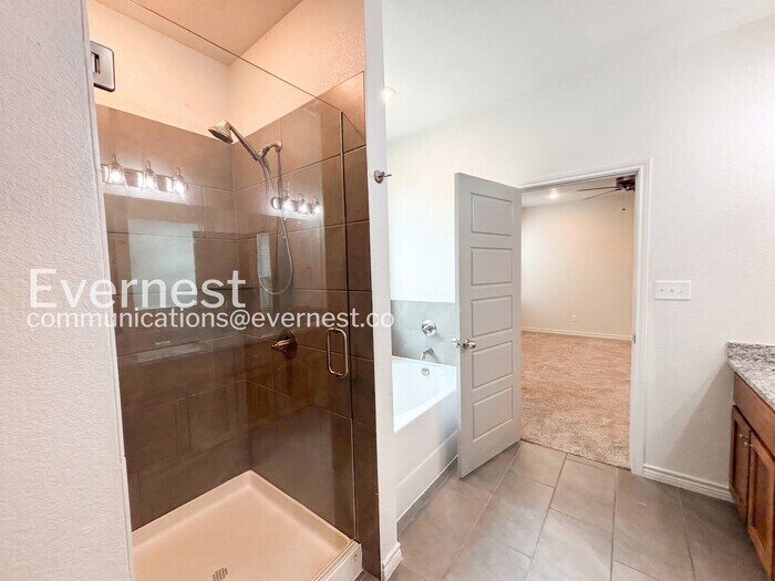 Building Photo - 2204 Hornbeam St